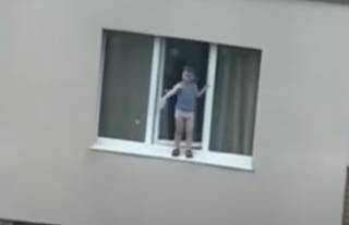 Появилось видео, как в Мариуполе ребенок едва не выпал с девятого этажа