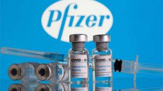 Эффективность вакцины Pfizer упала на треть. Стало известно, с чем это связано