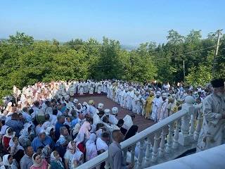 На Буковине верующие УПЦ отпраздновали престольный праздник Крещатицкого монастыря