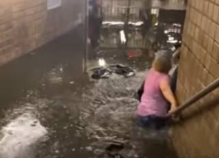 Опубликовано видео наводнения в метро Нью-Йорка