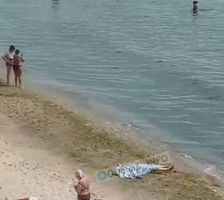 На одесском пляже отдыхающие загорали рядом с трупом