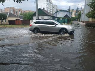 Мощный ливень затопил Черкассы. Машины буквально плавали по улицам