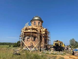 На Киевщине в возрождающемся Межигорском монастыре УПЦ установили купол
