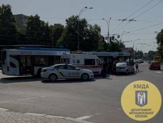 В Киеве водитель троллейбуса умер прямо за рулем