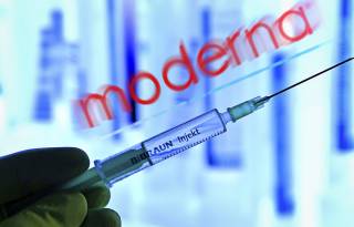 Шмыгаль анонсировал крупную поставку вакцины Moderna