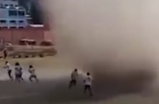 В Боливии торнадо налетел на футболистов