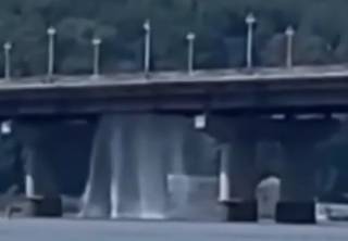 Опубликовано видео очередного «водопада» на мосту Патона