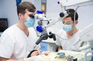 Каковы особенности лечения каналов зуба под микроскопом