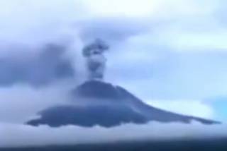 Опубликовано видео эпичного извержения вулкана Синабунг в Индонезии
