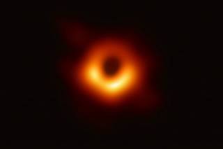 Астрофизик увидел из-за черной дыры кое-что странное