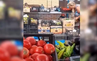 В Запорожье сотрудница рынка плевала на овощи, пытаясь придать им «товарный вид»