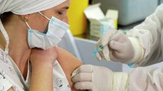 Стало известно, как прививка от гриппа спасает от коронавирусных осложнений