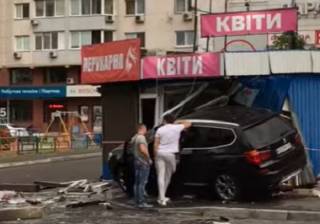 В Киеве девушка за рулем BMW влетела в ларьки