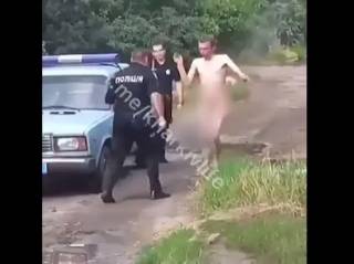 Схватка четырех копов и голого мужчины на Харьковщине попала на видео