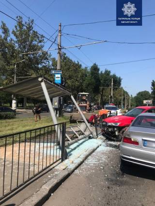 ДТП в Одессе: BMW разбил четыре автомобиля и на полном ходу влетел в остановку