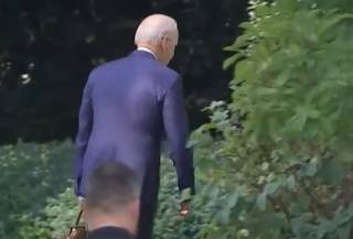 Появилось видео, как Байден заблудился на лужайке Белого дома