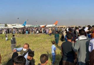 Украинский самолет никак не может взлететь из аэропорта Кабула, в котором гибнут люди