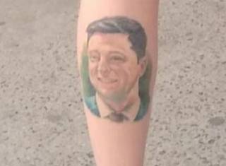 Украинец сделал себе татуировку с лицом Зеленского