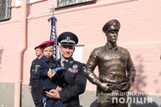 В Киеве появился памятник «бронзовому капитану»