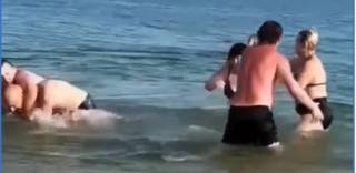 На популярном украинском курорте отдыхающие устроили драку прямо в море из-за медуз