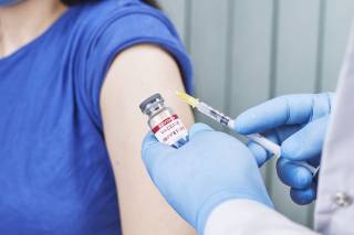 Вакцинированные люди гораздо сильнее распространяют коронавирус, чем не вакцинированные. Результаты исследования