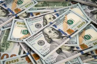 Впервые за два месяца: НБУ начал продавать доллары