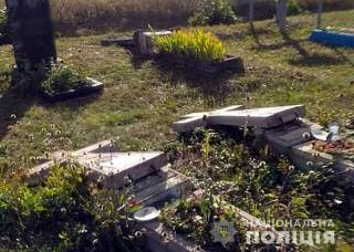 На Полтавщине малолетки разнесли местное кладбище
