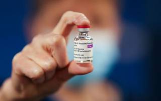 Великобритания выбросит почти миллион доз вакцины от коронавируса