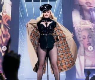 Мадонна вышла на вручение престижной премии в костюме порнозвезды