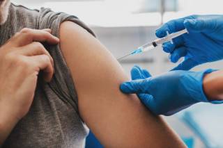 В Украине вакцинация от коронавируса стала обязательной. Правда, не для всех