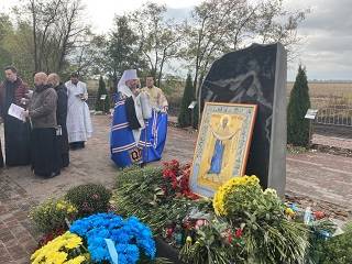 На Харьковщине митрополит УПЦ совершил панихиду о курсантах в годовщину авиакатастрофы