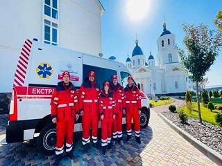 Одесская епархия УПЦ передала зимнюю униформу и лекарства медикам «Скорой помощи»