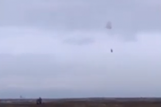 Появилось видео, как на одно из российских сел с самолета сбросили одиннадцать мешков картошки