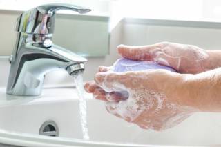 Частое мытье рук признали опасным для здоровья