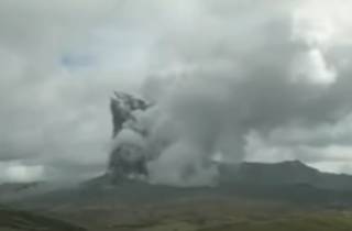 Появилось видео эпичного извержения вулкана в Японии