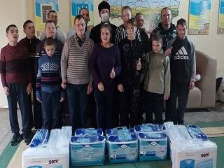 В Запорожье священник УПЦ передал детским интернатам благотворительную помощь