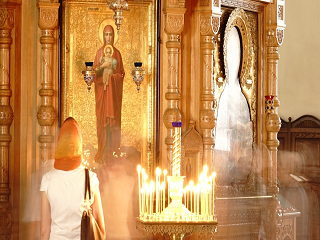 Священник УПЦ рассказал, почему православные молятся перед иконами