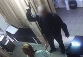 Опубликовано видео, как в Киевской области мужчина угрожал медсестре пистолетом