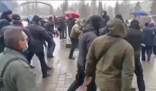 Полиция избивала и швыряла на землю антивакцинаторов, которые протестовали в Запорожье