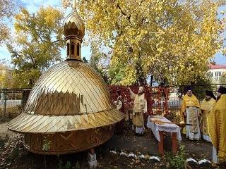 На Луганщине освящен крест и купол строящегося храма УПЦ в честь блаженной Матроны