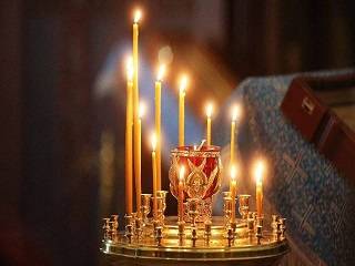Священник УПЦ рассказал о традиции ставить свечи в храме