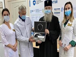 Запорожский митрополит УПЦ передал медоборудование в больницу для COVID-больных