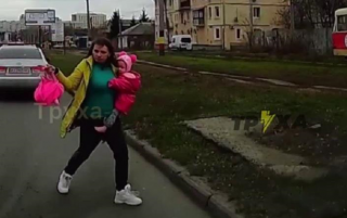 В Харькове пьяная мамаша уронила ребенка, переходя дорогу в неположенном месте