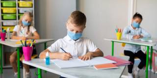 В ВОЗ назвали школы движущей силой эпидемии коронавируса. Поэтому якобы нужно вакцинировать детей