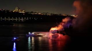 В Киеве сгорел ресторан на воде