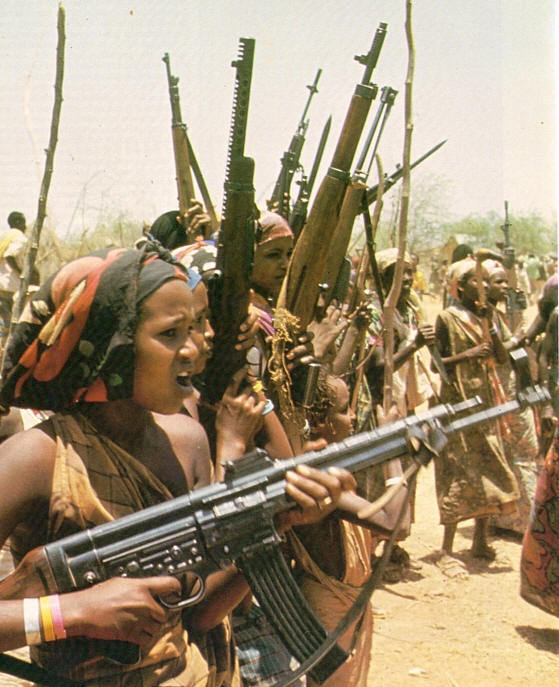 «Штурмгевер» в руках сомалийских женщин на постановочном фото, 1978 г.
