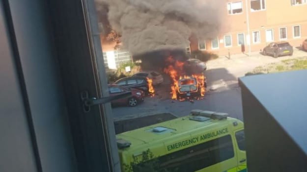 Взорванное такси у здания женской больницы в Ливерпуле