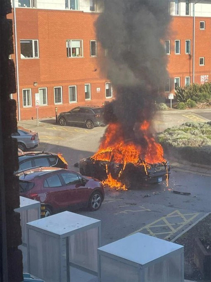 Взорванное такси у здания женской больницы в Ливерпуле