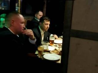 Зеленского заметили за кружкой пива в одном из киевских пабов