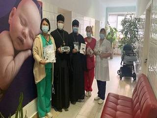 В Киеве УПЦ передала медицинское оборудование для недоношенных детей в Охматдет
